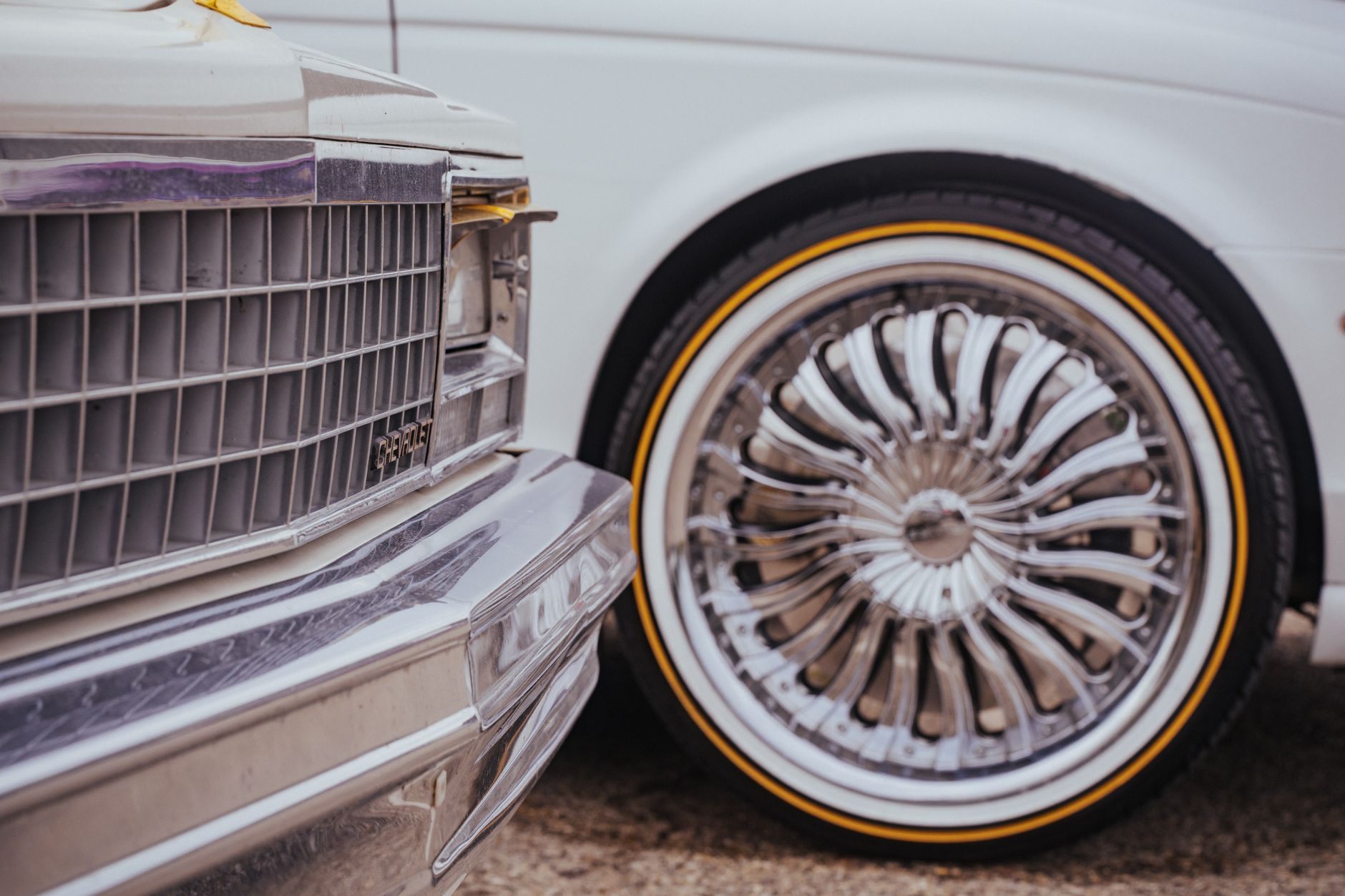 Roue d'une voiture ancienne