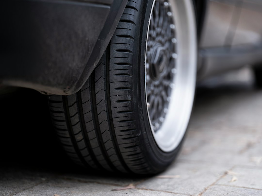 Gros plan sur une jante de voiture